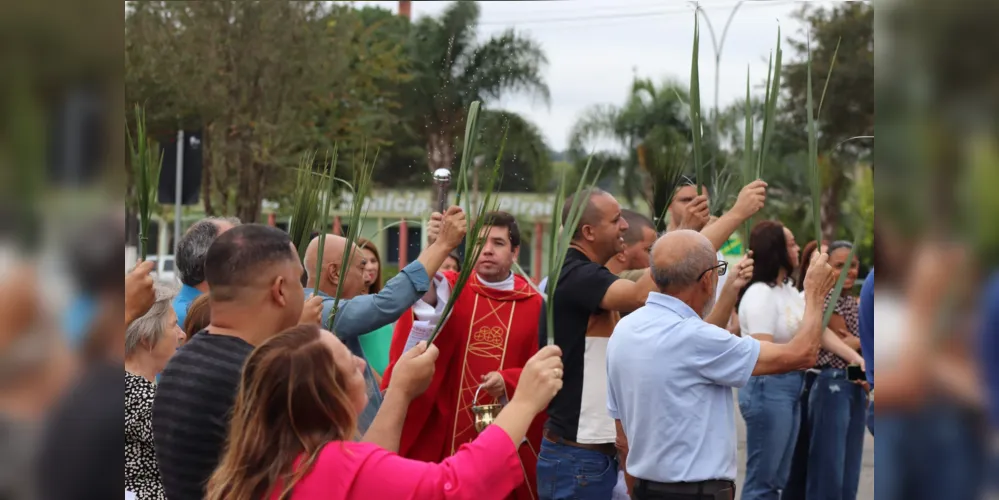 Na Paróquia Nossa Senhora do Monte Claro, padre Edvino veio em procissão da praça do Núcleo Santa Maria