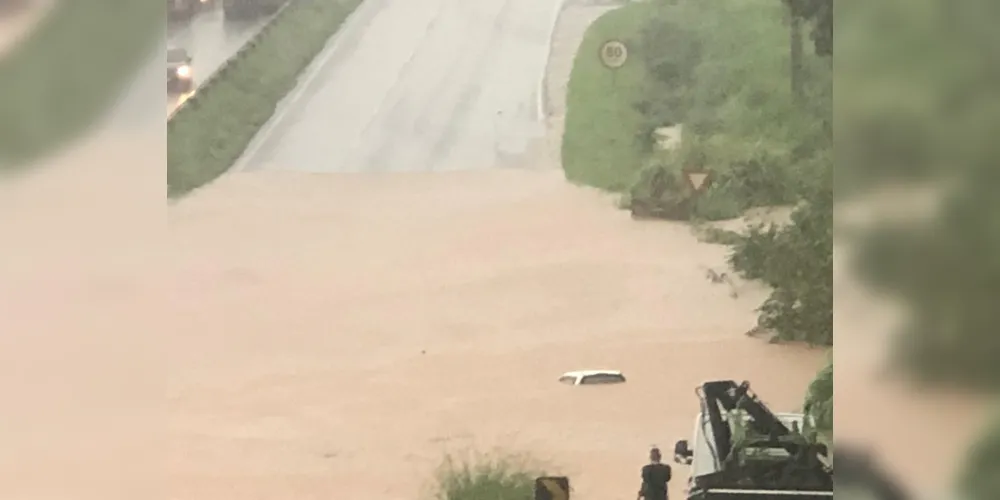 A região do viaduto Vendrami também está inundada, no local um carro chegou a ficar submerso na água