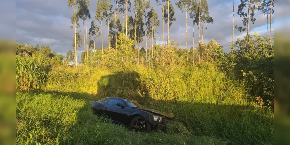 Veículo foi abandonado pelo condutor em meio à mata