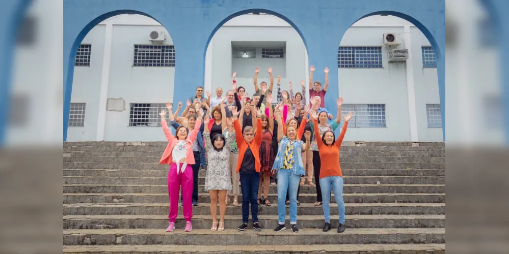 Servidores se reencontram em frente a Reitoria