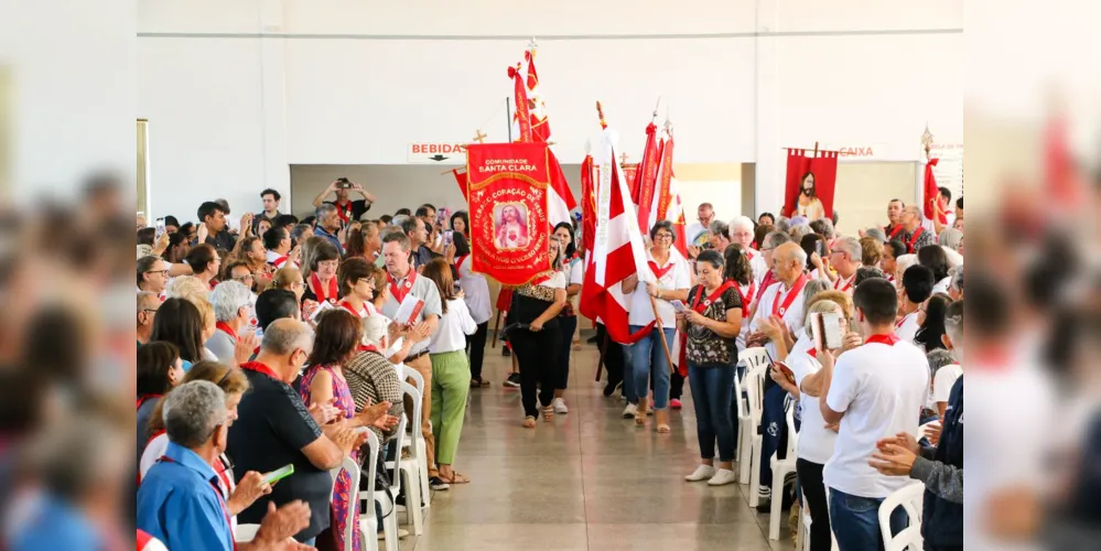 A entrada das bandeiras abriu a programação