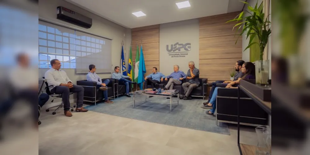 A entrega oficial do documento aconteceu na tarde desta segunda-feira (03), no Gabinete da Reitoria.