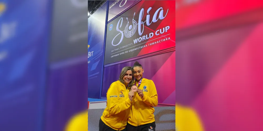 Em competição na Bulgária, a paranaense Bárbara Domingues traz bronze inédito para o Brasil. Na foto, Bárbara Domingos e a técnica Márcia Cristiane Moura Naves.