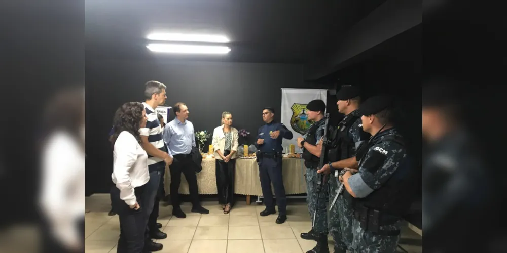 Durante a visita, as autoridades conheceram o stand de tiro virtual do Município, o software integrador Metropolys e o trabalho do Grupamento GOC K-9.