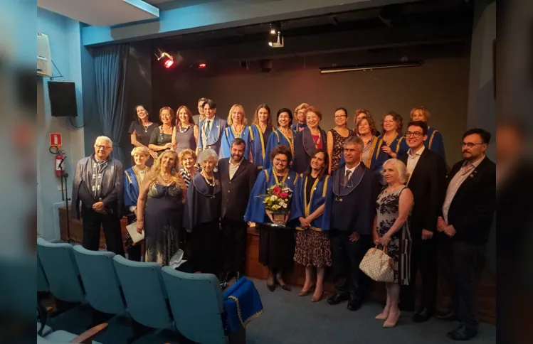 Integrantes da Academia Feminina de Letras do Paraná, juntamente com Luísa Cristina dos Santos Fontes e a comitiva ponta-grossense presente ao evento