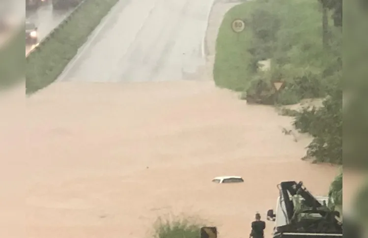 A região do viaduto Vendrami também está inundada, no local um carro chegou a ficar submerso na água