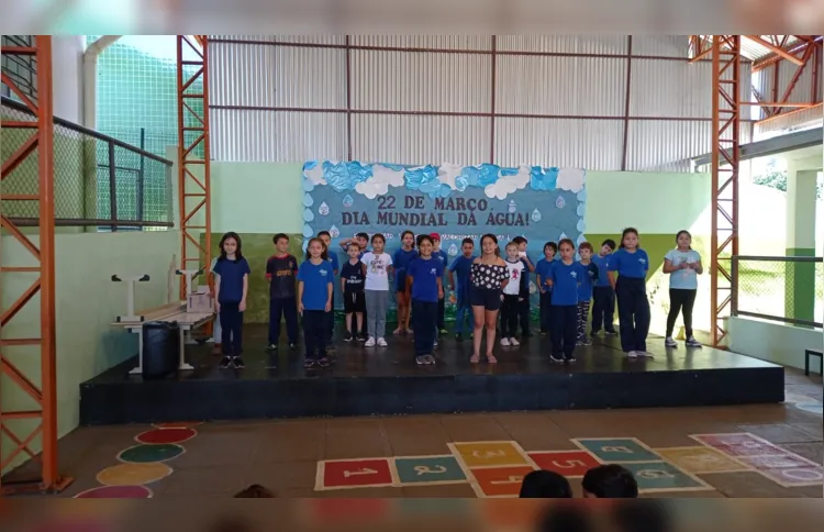 As atividades envolveram apresentações do poema "Água doce, doce água" para a escola e para a comunidade