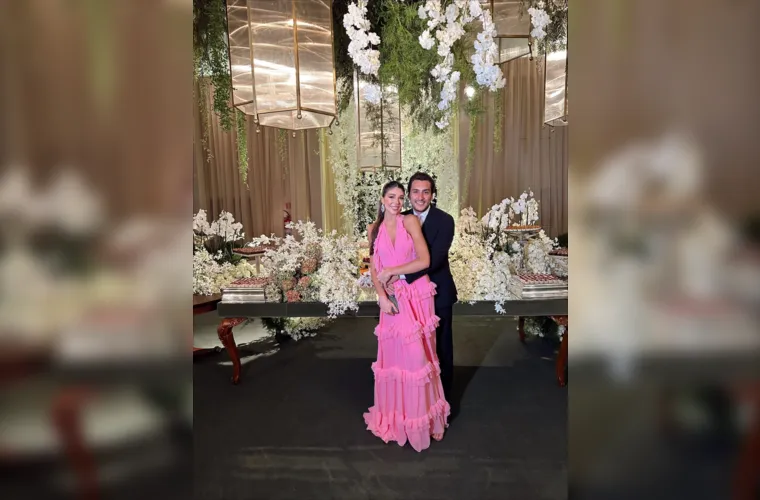 Betina Villaca Monteiro foi muito cumprimentada na última terça-feira (2) pela passagem de seu aniversário. Betina que com sua beleza, simpatia e elegância chama atenção de todos por onde passa. No registro, Betina e seu noivo Everton Roth. Da coluna RC os votos de alegrias e sucesso.