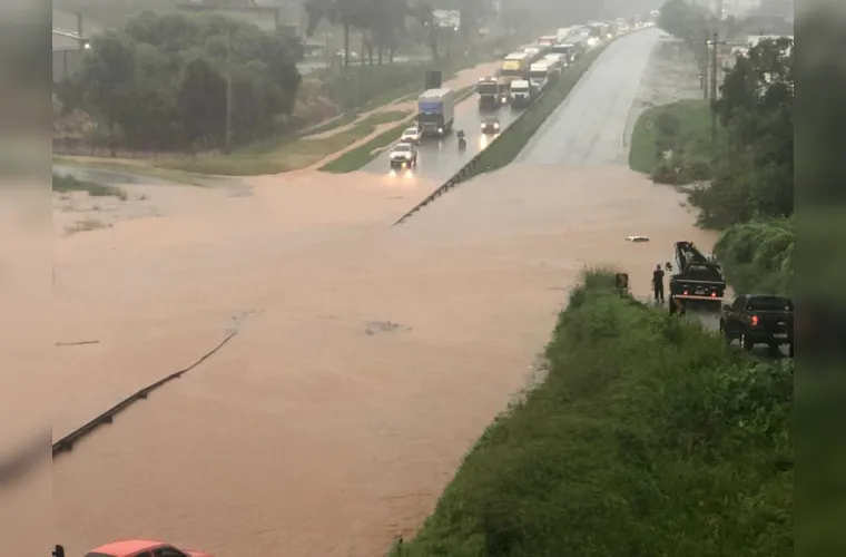Um forte temporal atingiu a cidade de Ponta Grossa na tarde desta quinta-feira (9), por volta das 16h. A forte chuva causou inundação em algumas ruas e também queda de energia em alguns pontos, como na região do Oficinas.