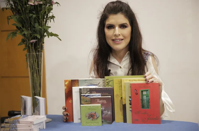 A destacada escritora Renata Regis Florisbelo agendou para o próximo dia 18 de março, no Cine Teatro Ópera, o lançamento da sua mais nova obra intitulada “Ínfimo Colossal”. Comentaremos.