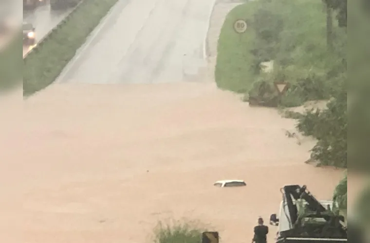 A região do viaduto Vendramo também está inundada, no local um carro chegou a ficar submerso na água