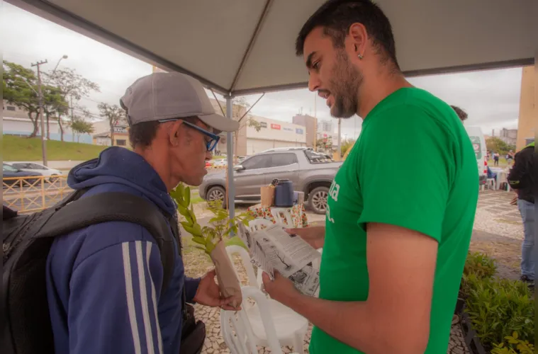 Ao participar de eventos como este, o Viveiro Florestal cumpre seu objetivo de compreender as demandas e dúvidas que as pessoas apresentam em relação à arborização, permitindo uma troca de conhecimentos e suprir essas demandas por meio da doação de mudas, como explica a coordenadora, professora Rosimeri