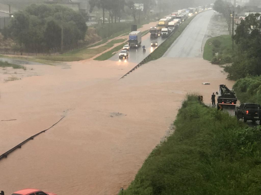 Um forte temporal atingiu a cidade de Ponta Grossa na tarde desta quinta-feira (9), por volta das 16h. A forte chuva causou inundação em algumas ruas e também queda de energia em alguns pontos, como na região do Oficinas.