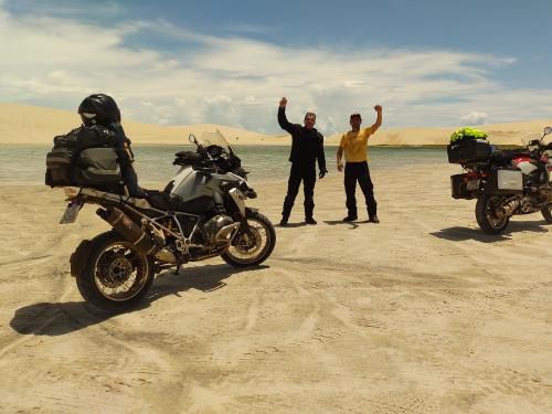 Os amigos Gustavo Brusamolin e Marcus Cunha estão
fazendo uma viagem de moto pelo nordeste brasileiro. No registro,
a dupla de aventureiros nas dunas de Jericoacoara.