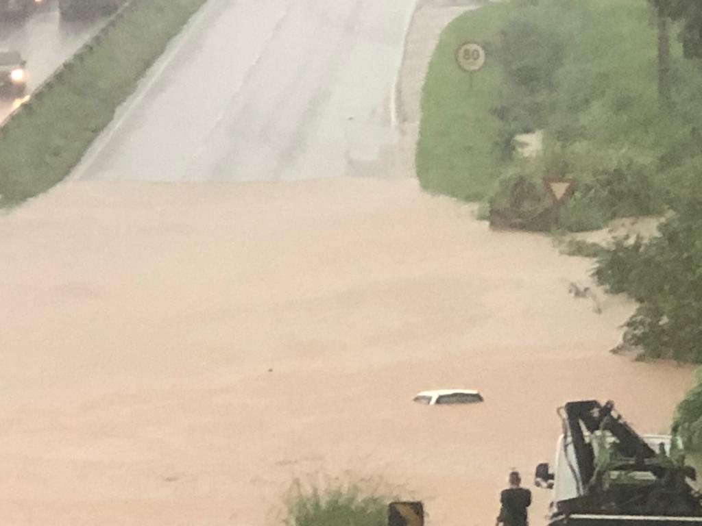 A região do viaduto Vendrami também está inundada, no local um carro chegou a ficar submerso na água