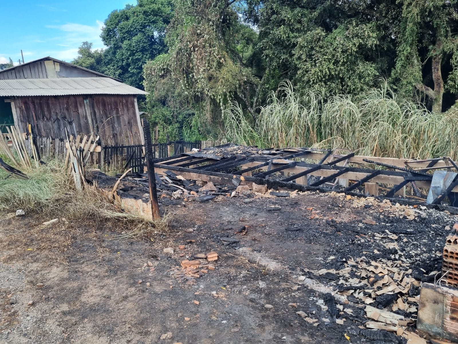 Imagem ilustrativa da imagem Incêndio destrói três residências em bairro de Carambeí