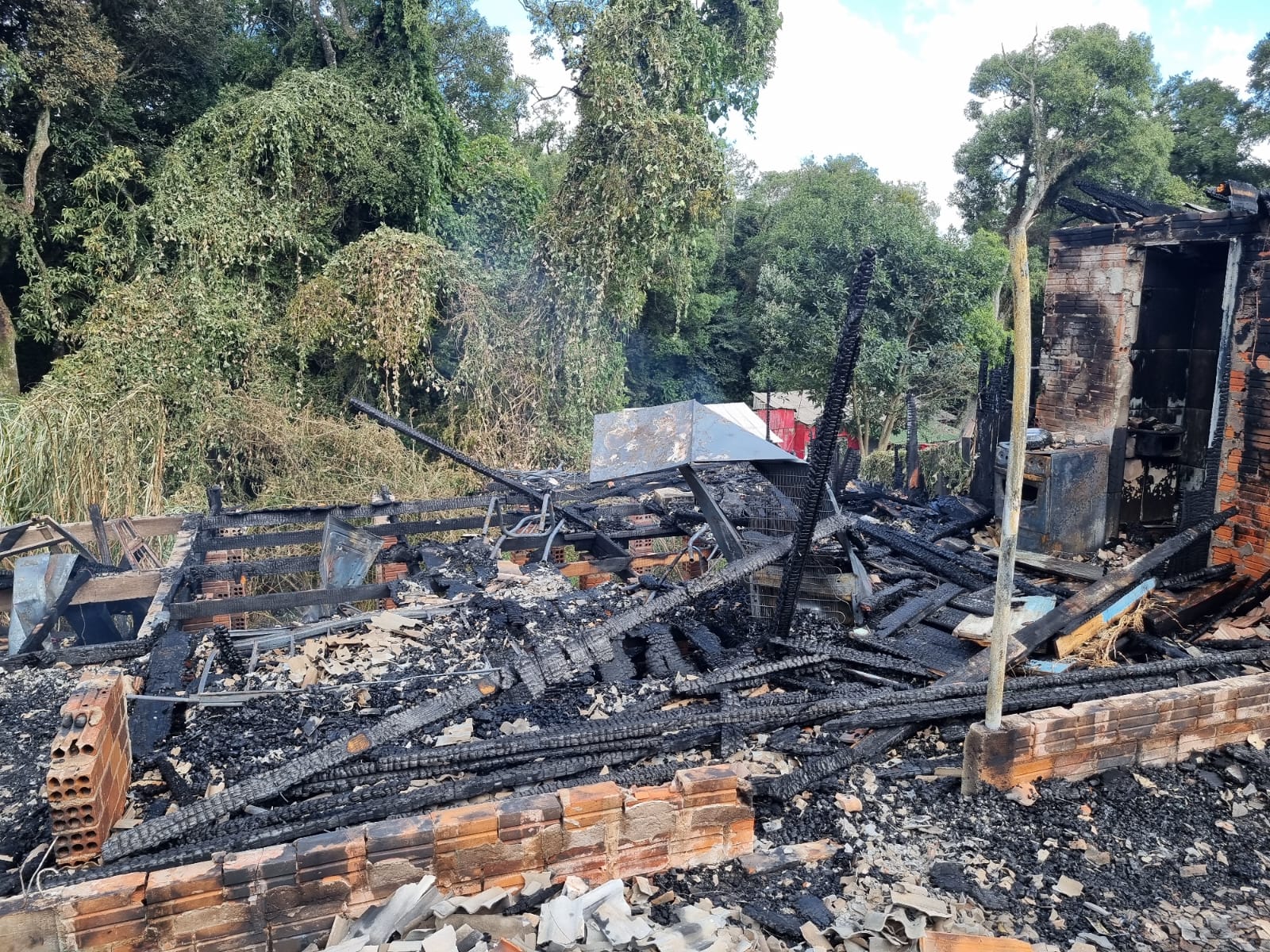 Imagem ilustrativa da imagem Incêndio destrói três residências em bairro de Carambeí