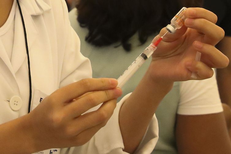 Para especialistas, demora na vacinação dificultou combate à covid-19 no Brasil