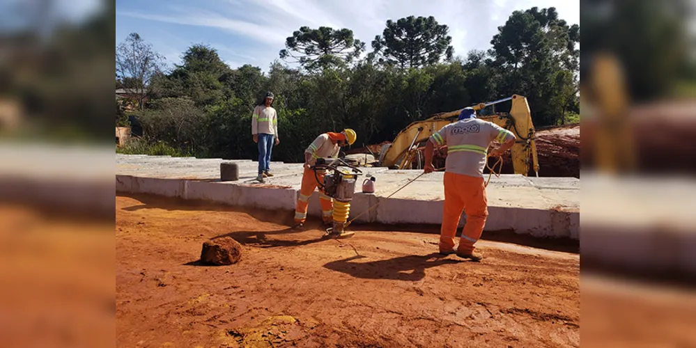 Durante a visita, o prefeito Ary Mattos observou o avanço dos trabalhos