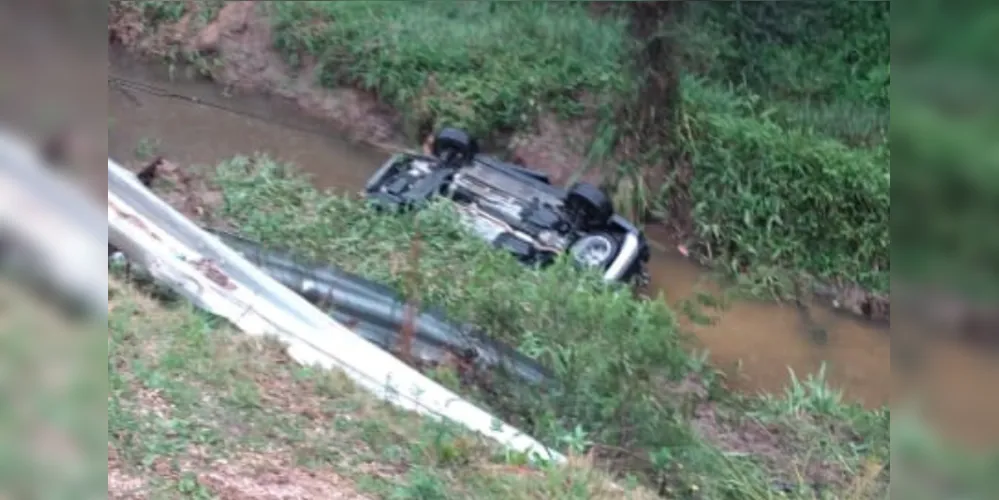 Veículo caiu no rio após capotar