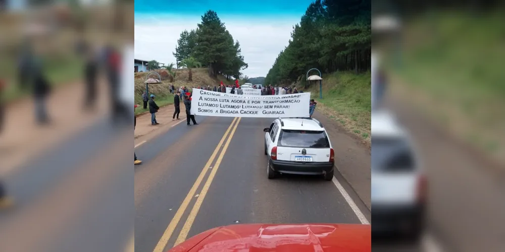 Faixas foram utilizadas durante o bloqueio na rodovia