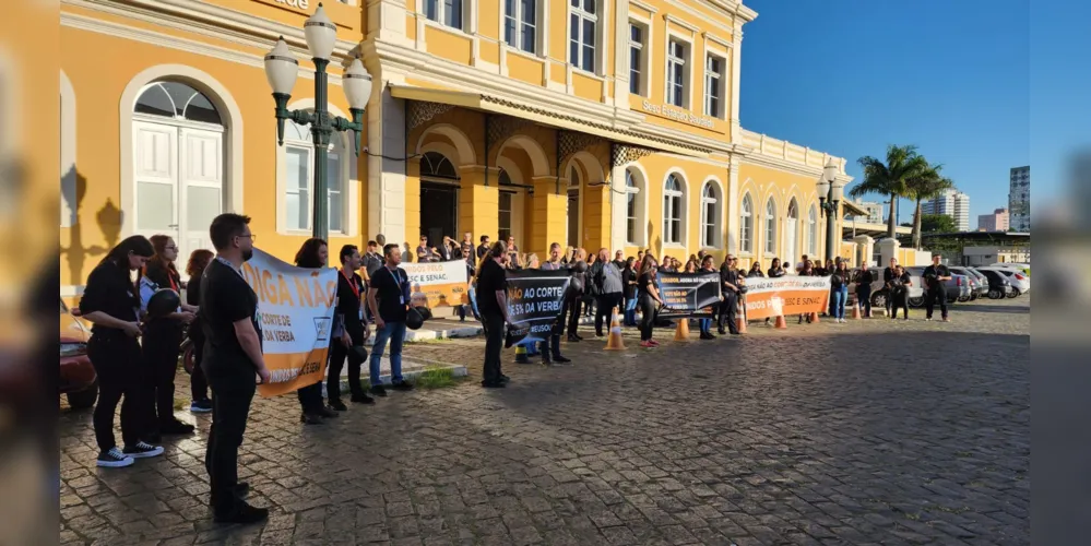 Manifestantes protestavam contra o Projeto de Lei que retira 5% dos recursos do Sesc e do Senac