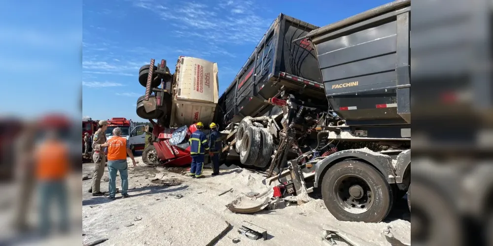 Imagem ilustrativa da imagem Caminhão é destruído em acidente e imagens impressionam