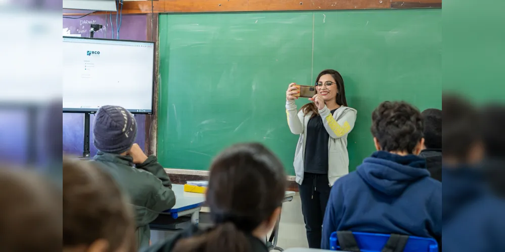 A lista de presença completa então aparece na tela e o professor pode fazer ajustes manuais