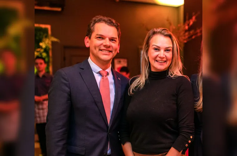 O juiz federal e diretor do foro da subseção judiciária de Ponta Grossa Antonio César Bochenek receberá os cumprimentos pela passagem de seu aniversário, no próximo sábado (15). No registro, o nosso aniversariante e sua esposa Giorgia Bin Bochenek. Da coluna RC os votos de felicidades e sucesso.