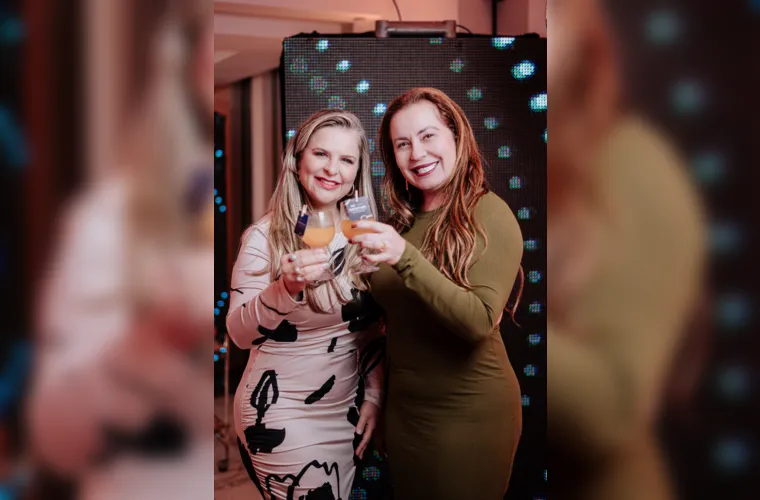 O evento de lançamento do Baile dos 200 anos contou com Welcome Drink oferecido pela Clínica Corpo e Arte, produzido com Colágeno, o drink fazia uma referência ao glow up, novo protocolo da Clínica Corpo e Arte, que renova a pele com sessão de eletroporação, que é uma técnica que consiste na aplicação de ondas eletromagnéticas na pele para facilitar a permeação de ativos aliada a sessão de laser de última geração.  No registro as médicas da Clínica, Dra. Daniele Araujo e Adriana Lopes.