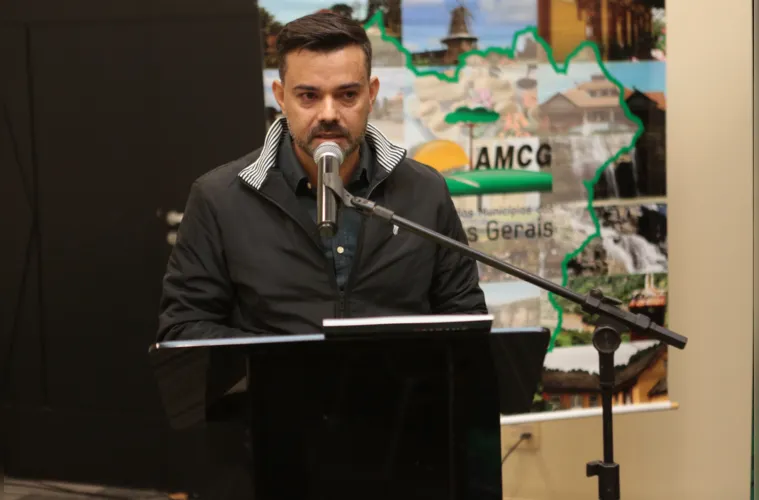 Nesta sexta-feira (30), acontece o lançamento da 14ª edição do Livro-Anuário Caminhos dos Campos Gerais. Produzido pelo Grupo aRede, o material neste ano retrata a região como um ‘Polo de Grandes Investimentos’, ao detalhar alguns dos principais aportes realizados pela iniciativa privada em cidades da região, desde o início da década passada, que somados, superam a cifra dos R$ 40 bilhões aplicados. A cerimônia de lançamento ocorrerá no auditório da Associação Comercial, Industrial e Empresarial de Ponta Grossa (Acipg), a partir das 8h30, em um evento para convidados, simultâneo com a reunião dos prefeitos da Associação dos Municípios dos Campos Gerais (AMCG). O material impresso, com característica bilíngue, tem circulação dirigida. Comentaremos!