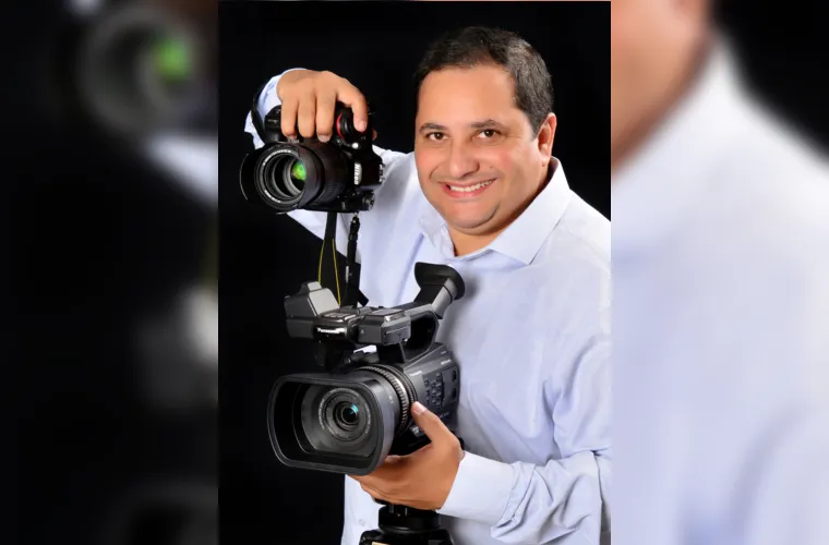 O fotógrafo Giovani Simão Guarneri receberá as felicitações pela passagem de seu aniversário na próxima sexta-feira (30). Giovani registra em fotografias e filmagens os pontagrossenses desde os anos 90 fazendo parte de muitas histórias de famílias de nossa cidade. Da coluna RC os votos de alegrias e sucesso.