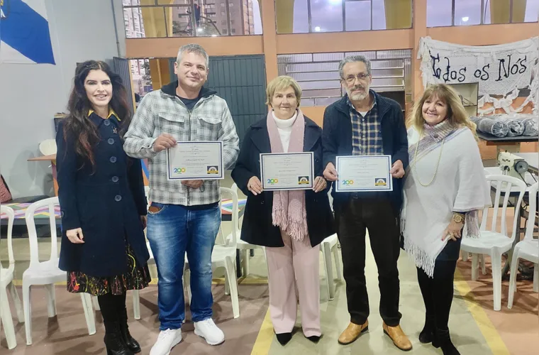 No último sábado (17), o Centro Cultural Professor Faris Michaele, a mais antiga entidade cultural de Ponta Grossa, completou 36 anos e celebrou através de cerimônia realizada na Unidade de Cultura Centro de Criatividade. Na ocasião foram homenageados e tornados integrantes do Centro: Guilherme Augusto Buss Tupich, Maria Vilma Rodrigues Nadal e Silvestre Alves Gomes. Na foto de Hurlan Jesus, a presidente Renata Regis Florisbelo e a Diretora de Cultura Dione Navarro, com os homenageados.