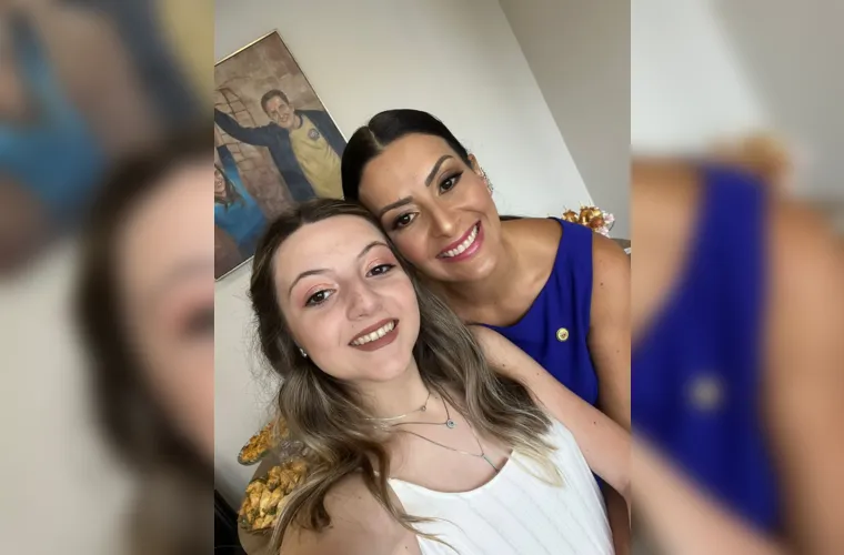 A jovem Milena Canto Rattmann será muito cumprimentada nesta quinta-feira (18) pela chegada de seus quatorze anos de idade. No registro, Milena e sua mãe Mabel Canto. Da coluna RC os votos de alegrias e realizações