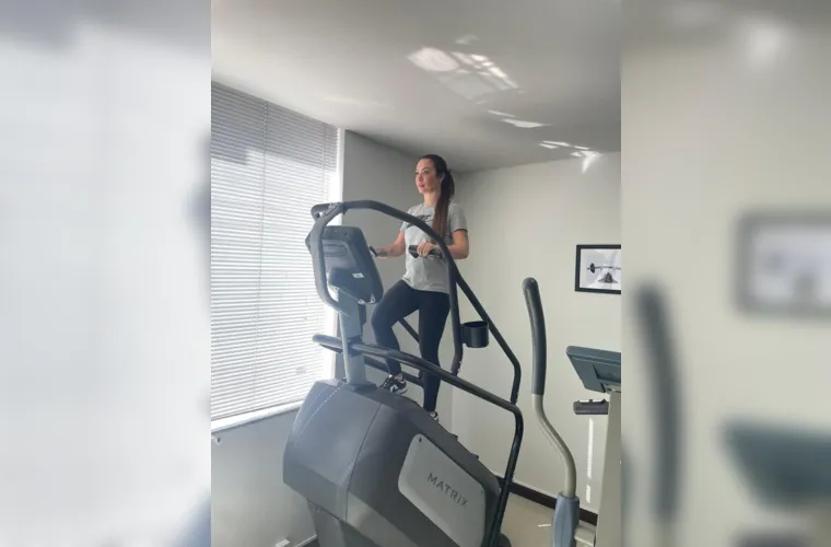 Dando continuidade com as dicas e pensando na minha rotina não poderia deixar de falar sobre a Clínica La Vitta principalmente na parte de treino. Sempre fui do tipo que começava academia e nunca passava do primeiro mês, e foram várias tentativas viu? Mas na La Vitta foi o primeiro lugar que realmente me motivou a continuar treinando, não só pelo ambiente mais reservado, mas também pela excelente equipe de profissionais que eles contam. Treino a 2 anos na La Vitta e já tivemos várias fases, tanto com o treinamento funcional, pilates e agora com toda assistência e supervisão dos treinos tanto musculação quanto aeróbico. Lá as meninas além de profissionais super capacitadas e atenciosas também estão sempre nos motivando em nossa melhor versão. Mas já fazem 8 anos que a clínica funciona tanto com o treinamento funcional, pilates e também a parte da estética, todas com um serviço de excelência. Eu super recomendo!