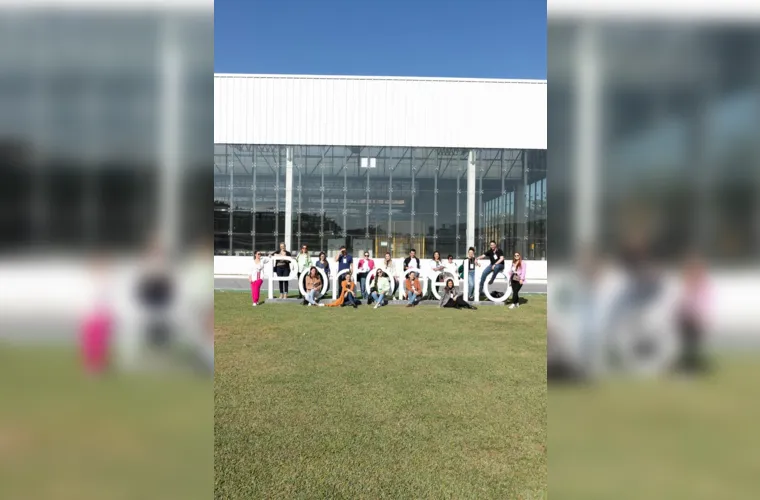 No início desta semana, o grupo Attuale proporcionou a 15 profissionais de arquitetura e decoração, uma experiência de dois dias em Santa Catarina, por meio do Programa Imersoul - Portobello.
Durante a viagem, visitaram dois  empreendimentos da Incorporadora Cechinel, em Balneário Camboriú - SC.  
Referência em design e inovação, a Portobello Shop está presente nos edifícios Copenhagen e Pharos, esses que aproveitaram toda a versatilidade da marca.  A decoração e design moderno encontrado em ambos os edifícios é o resultado da parceria entre a construtora e o Grupo,  por meio do mobiliário, decoração. 
O segundo dia foi marcado pelo Portobello Experience, que inclui visita a fábrica e a oficina da Portobello em Tijucas (SC). Imersão na história, na criação e na produção da maior empresa de revestimentos cerâmicos do Brasil, em que foram acompanhados das equipes de design e produtos da empresa.  
O Imersoul permitiu a criação de uma rede de colaboração e inspiração aos participantes,  discutindo tendências, compartilhando  conhecimento e estimulando a criatividade.