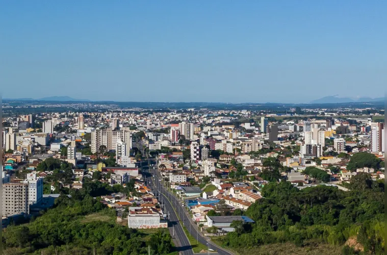 São José dos Pinhais possuí 328.222 habitantes, um crescimento de 65.012 habitantes desde o último Censo
