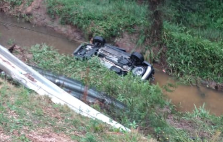 Veículo caiu no rio após capotar
