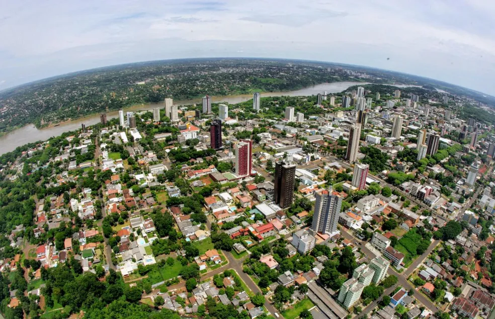Foz do Iguaçu possuí 285.415 habitantes, um crescimento de 29.327 habitantes desde o último Censo