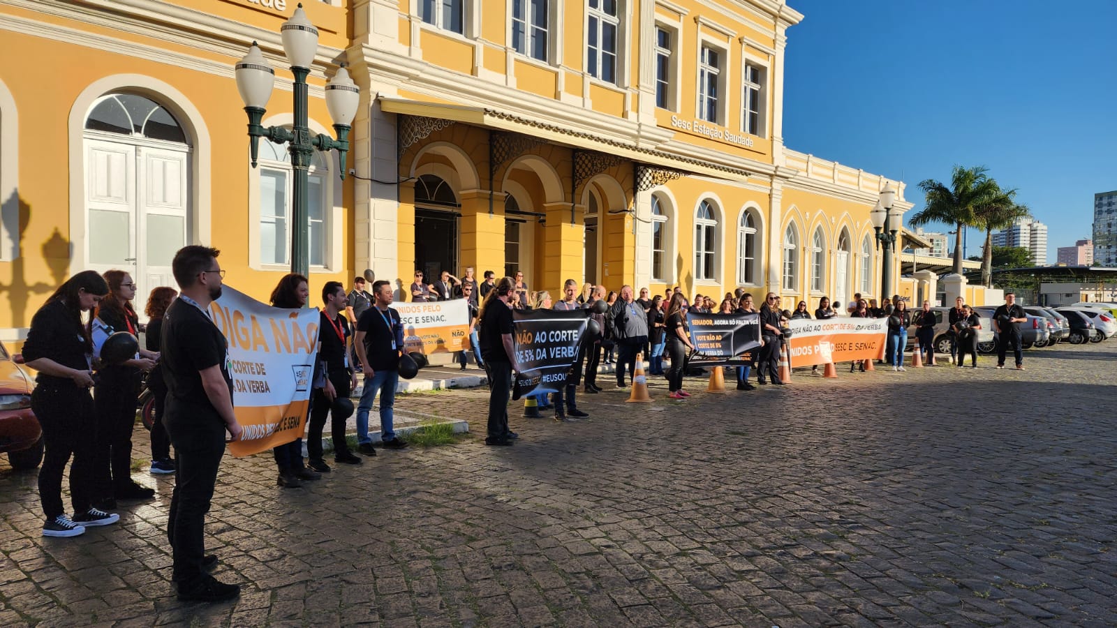 Manifestantes protestavam contra o Projeto de Lei que retira 5% dos recursos do Sesc e do Senac