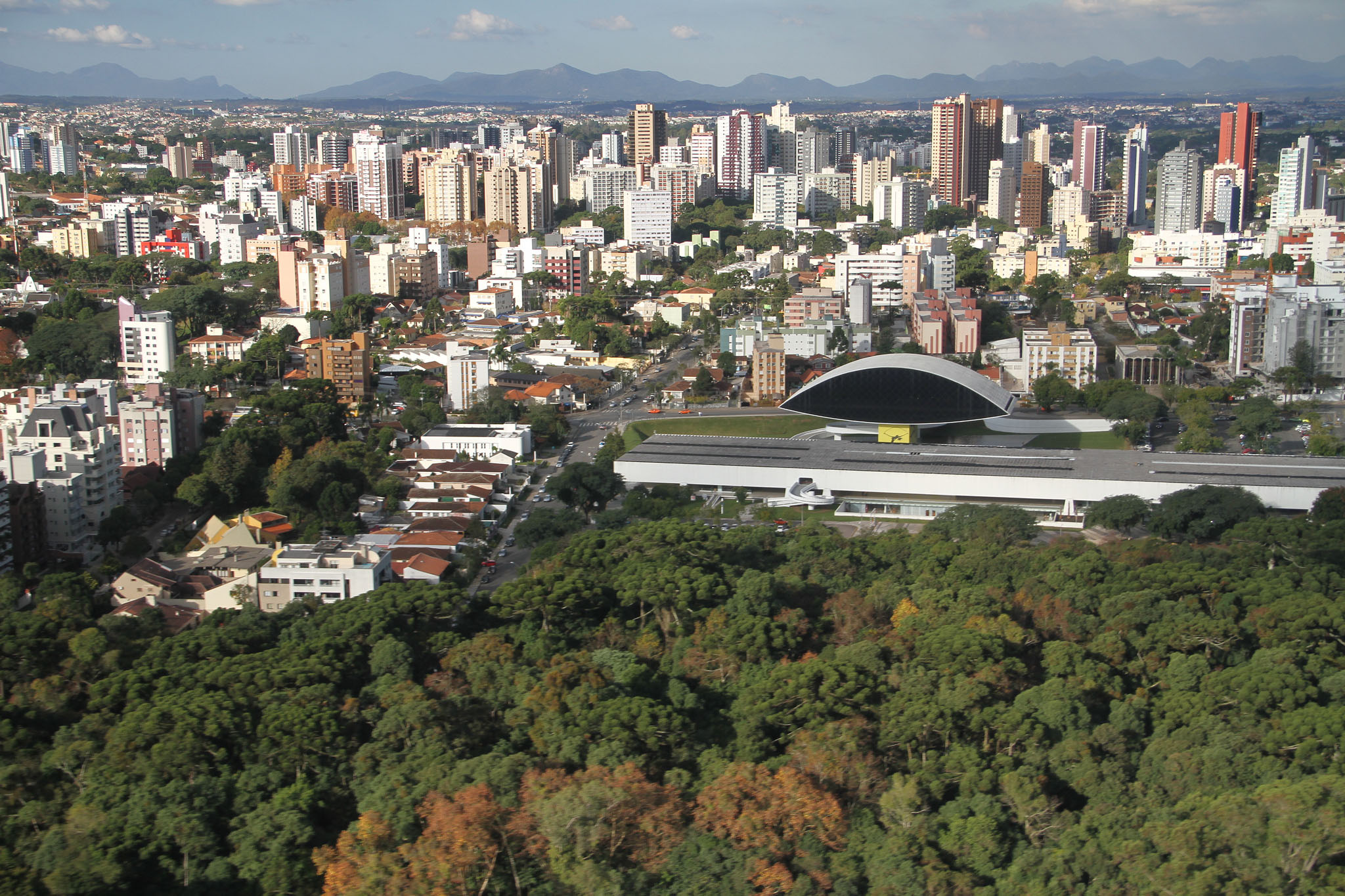 Curitiba possuí 1.773.733 habitantes, um crescimento de 21.826 habitantes desde o último Censo