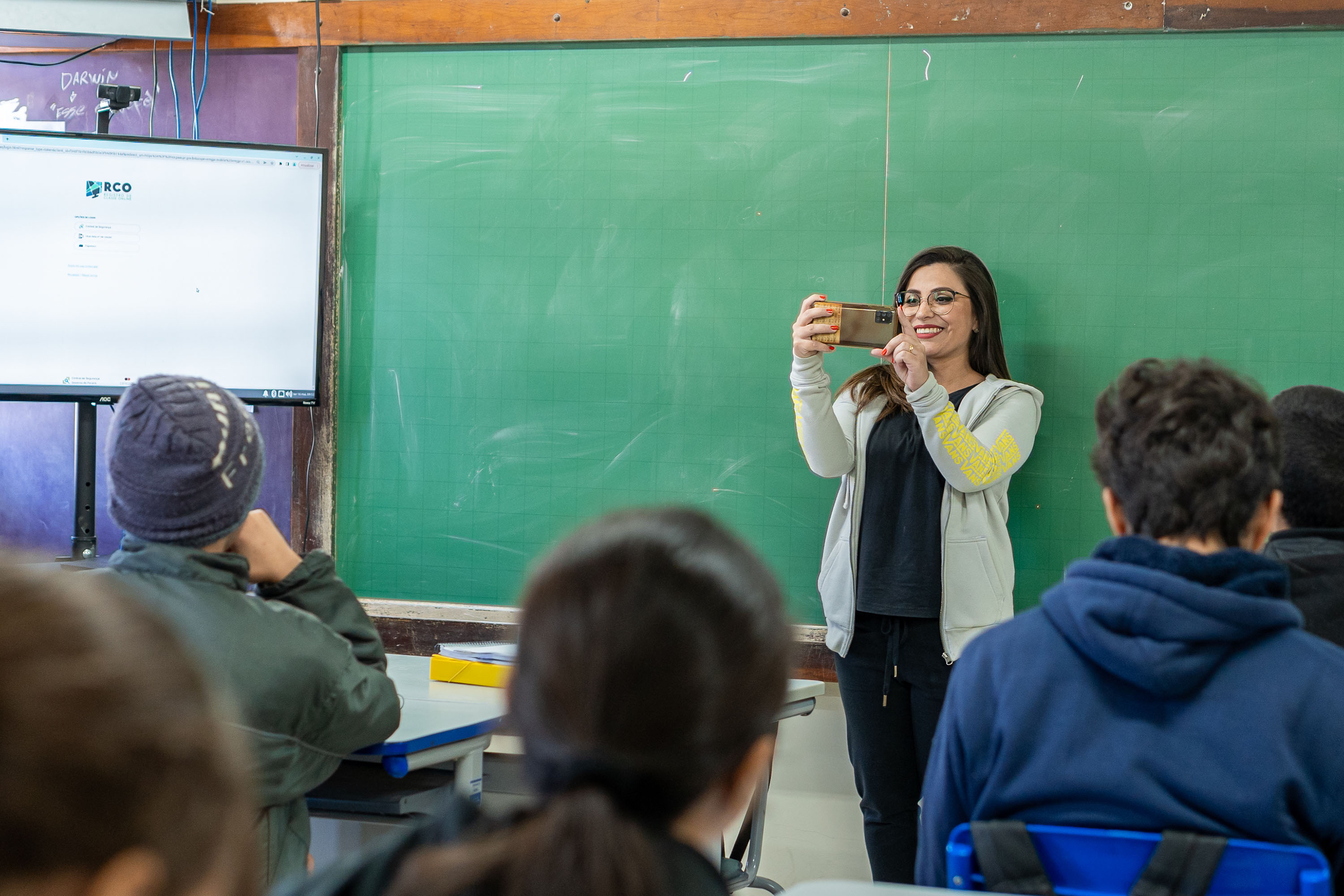 A lista de presença completa então aparece na tela e o professor pode fazer ajustes manuais