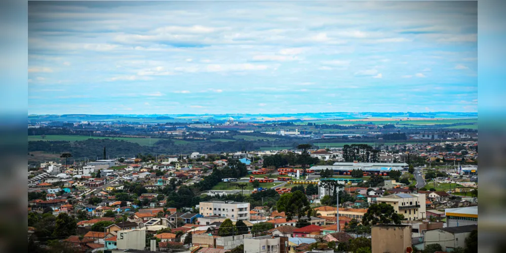 Ao fundo a garagem da Viação Campos Gerais, concessionária do transporte coletivo