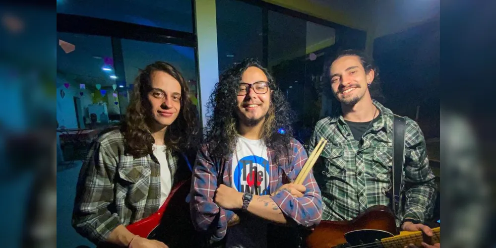 No sábado à noite tem show da banda ‘Groselha Groove’ no Mercenários