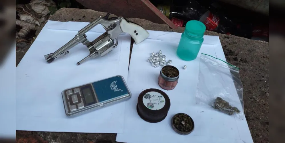 Os policiais apreenderam na residência do autor armas de fogo, pedras de crack e celulares roubados