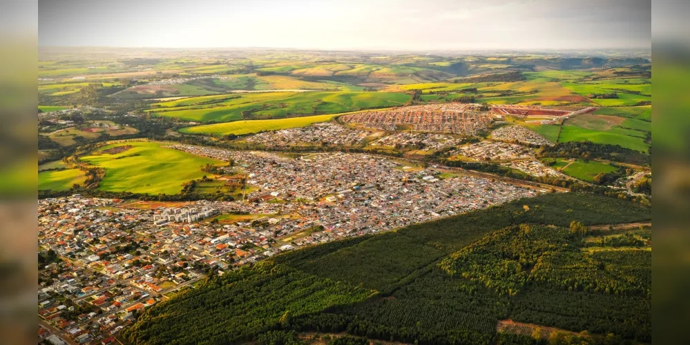 Vista aérea da 'Princesa dos Campos Gerais'