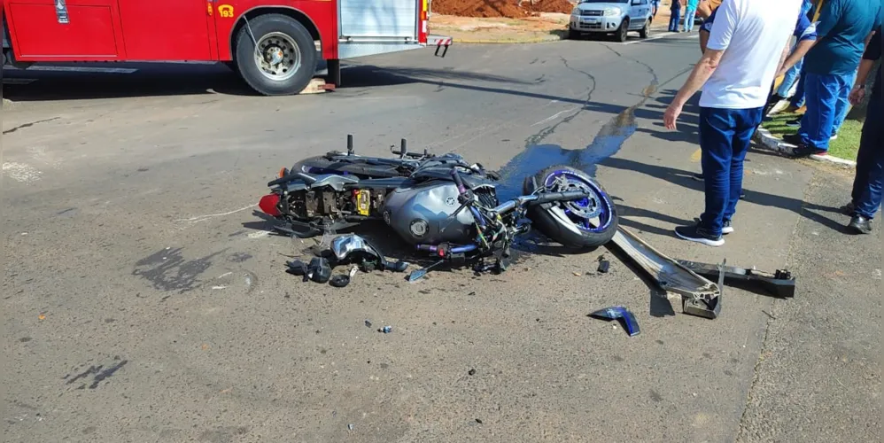 Motocicleta ficou bastante danificada após a colisão