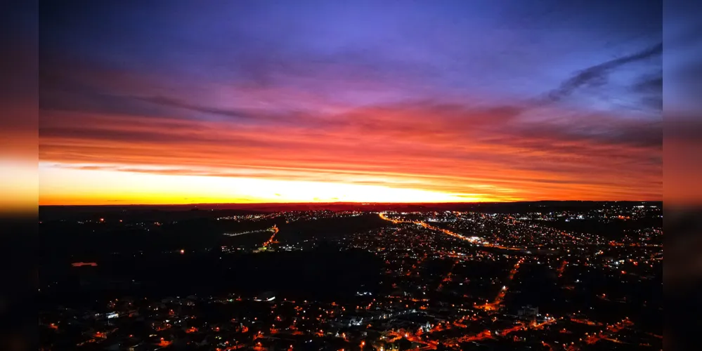 Céu alaranjado da 'Princesa dos Campos Gerais'