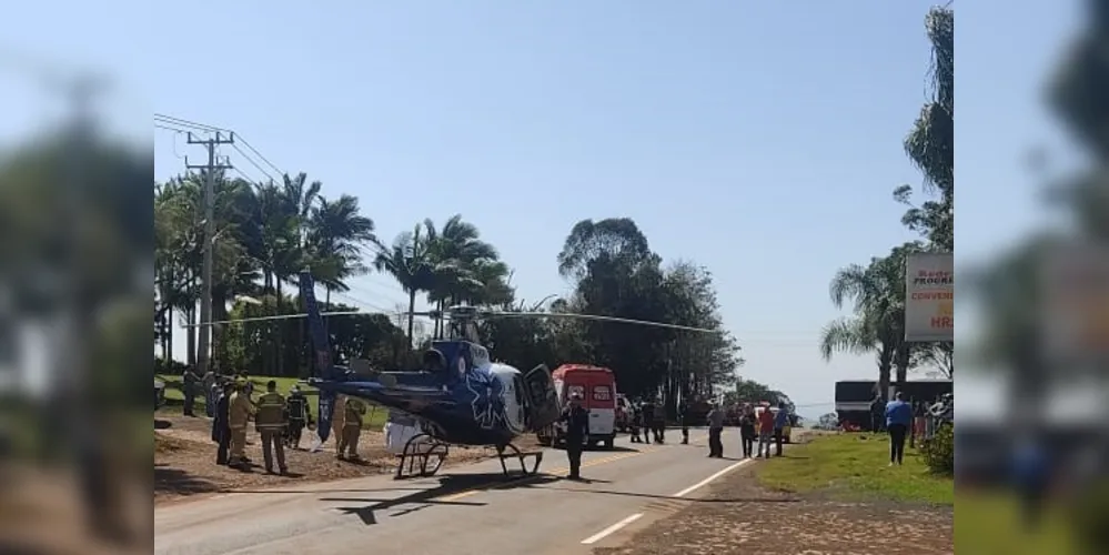 Passageira do automóvel foi socorrida pelo serviço aeromédico do Samu