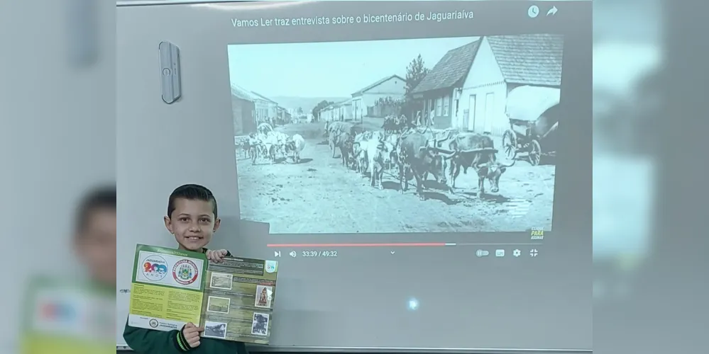 Foto da aula de história com o uso do álbum Jaguariaíva 200 anos - Rua do Comércio, Cidade Alta